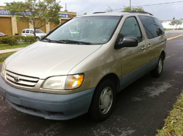 Toyota Sienna 2001 photo 16