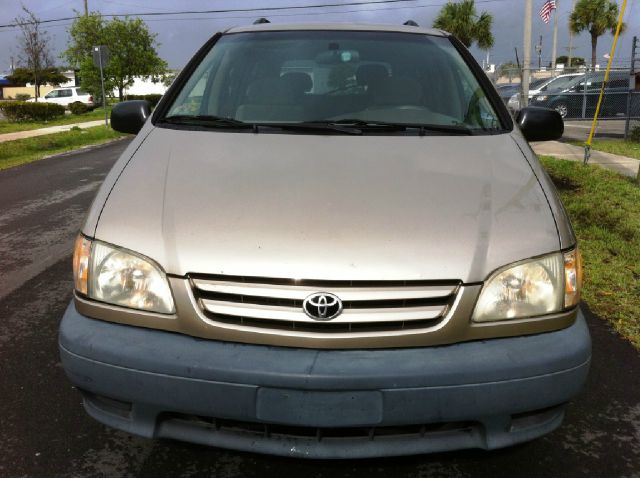 Toyota Sienna 2001 photo 17