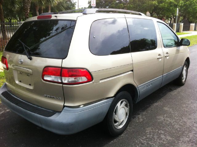 Toyota Sienna 2001 photo 2