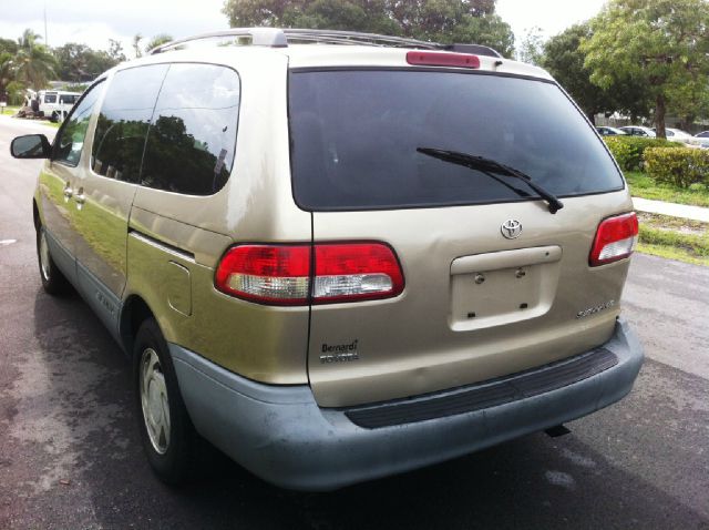 Toyota Sienna 2001 photo 21