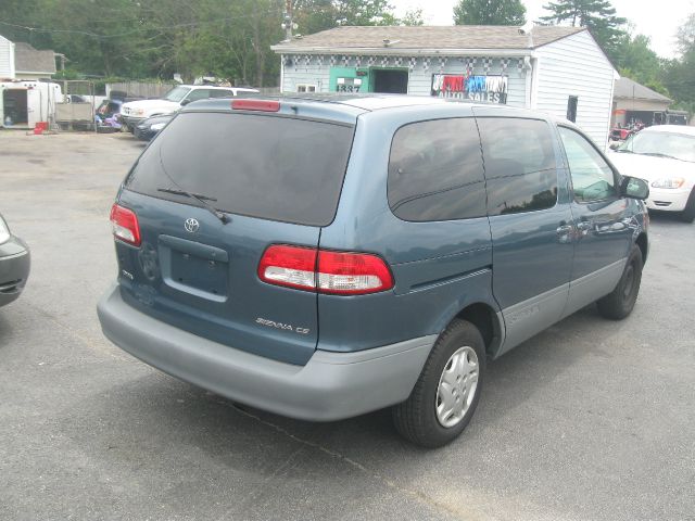 Toyota Sienna 2001 photo 3