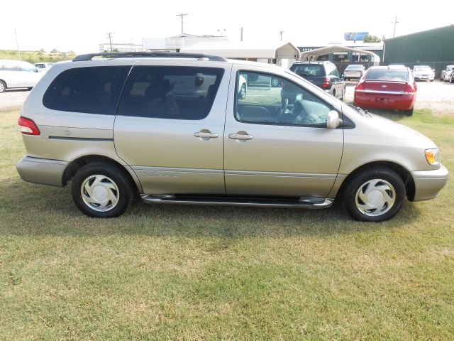 Toyota Sienna 2001 photo 2