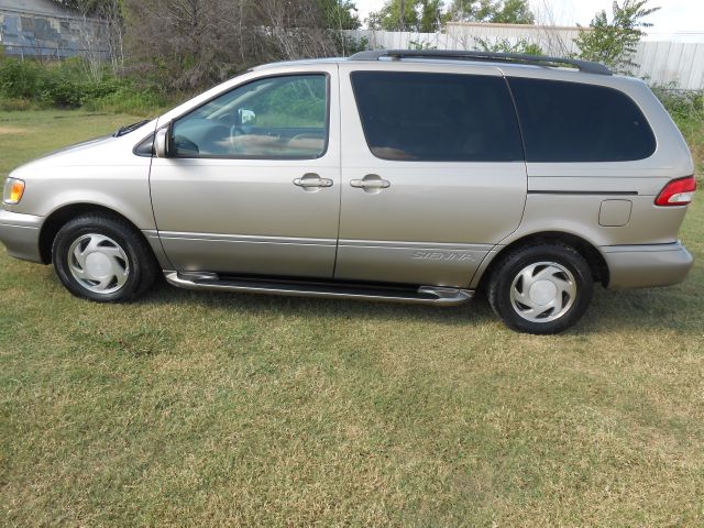 Toyota Sienna 2001 photo 3