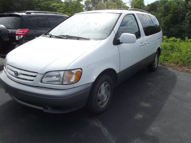 Toyota Sienna 2001 photo 1