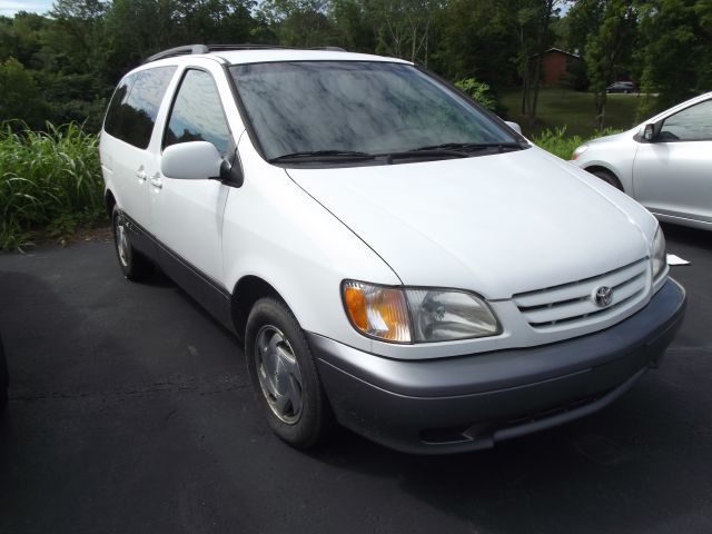 Toyota Sienna 2001 photo 2