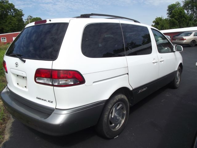 Toyota Sienna 2001 photo 3