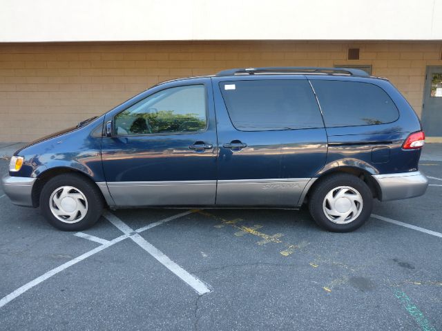 Toyota Sienna 2001 photo 1