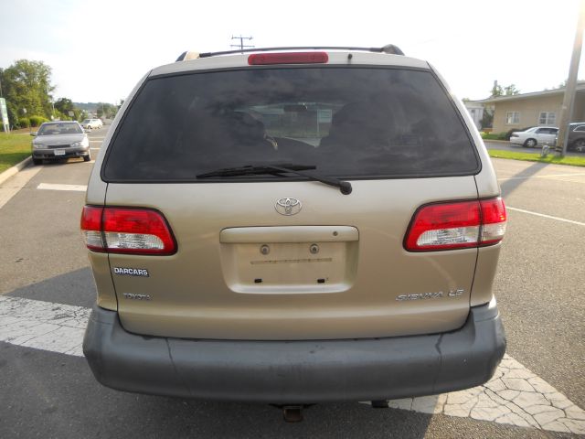 Toyota Sienna 2001 photo 2