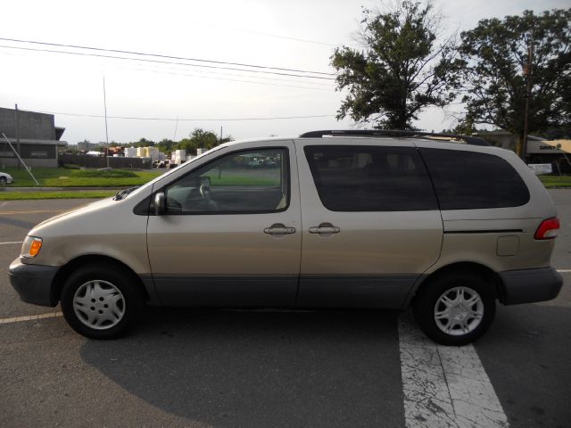 Toyota Sienna 2001 photo 3