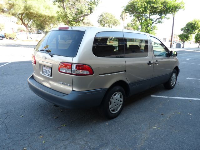 Toyota Sienna 2001 photo 1