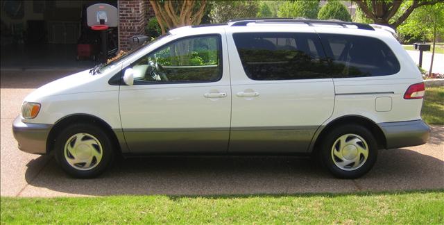 Toyota Sienna 2001 photo 1