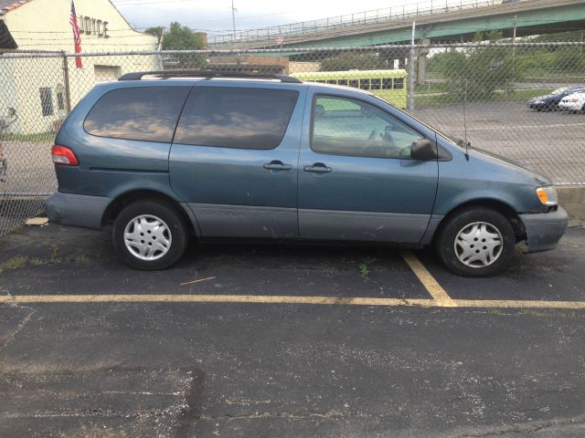 Toyota Sienna 2001 photo 3