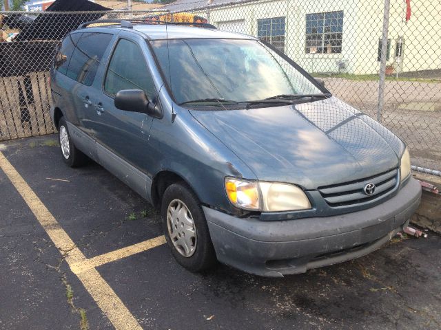 Toyota Sienna 2001 photo 4