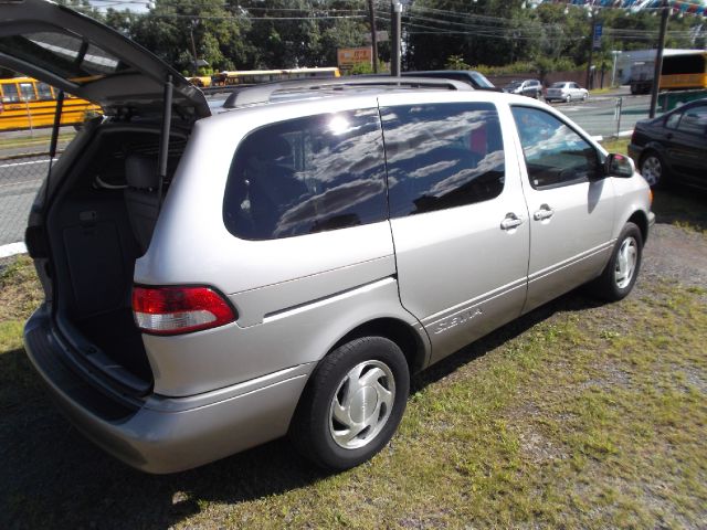 Toyota Sienna 2002 photo 2