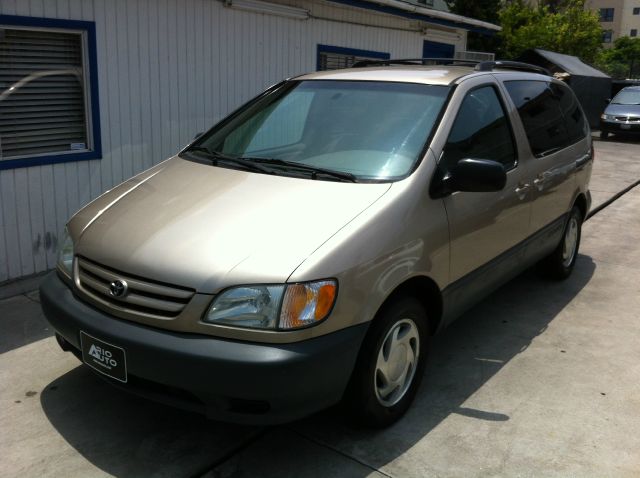 Toyota Sienna 2002 photo 2