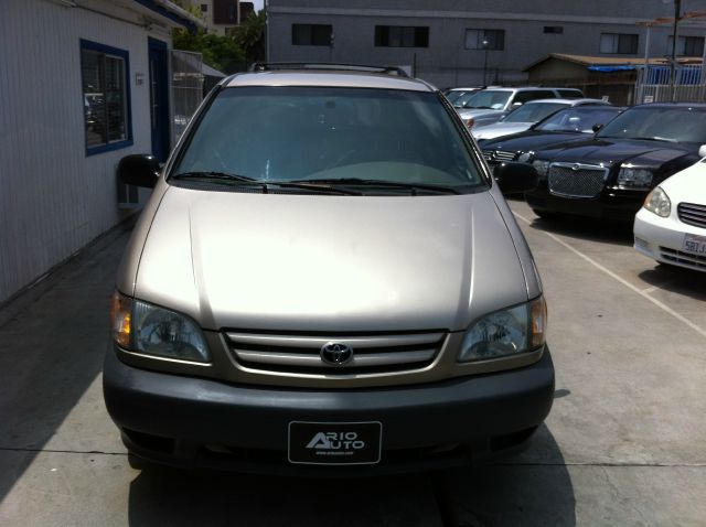 Toyota Sienna 2002 photo 3