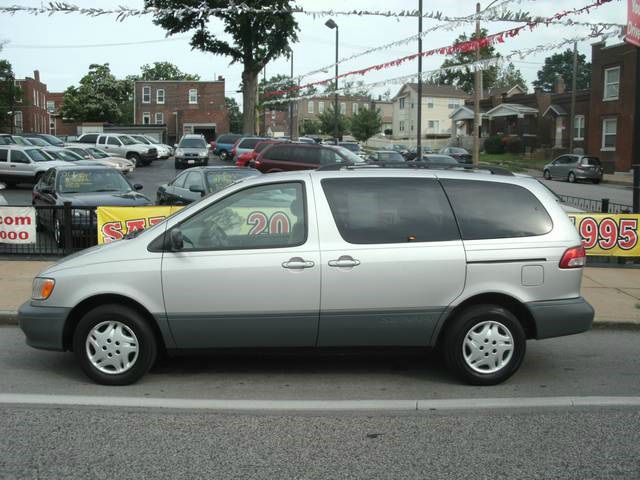 Toyota Sienna 2002 photo 1