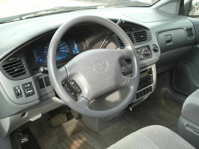 Toyota Sienna 2002 photo 2