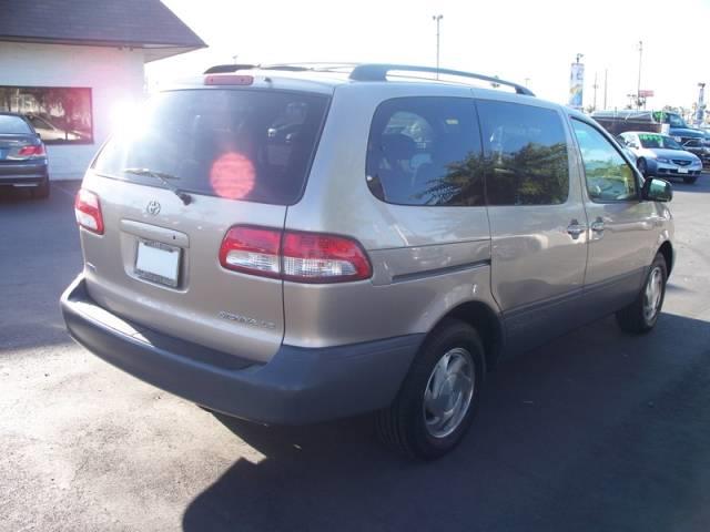 Toyota Sienna 2002 photo 17