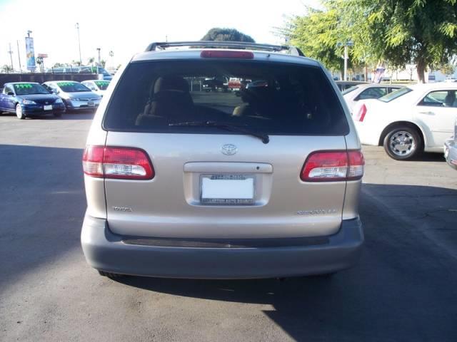 Toyota Sienna 2002 photo 18