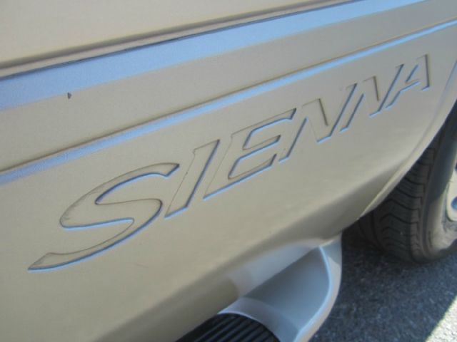 Toyota Sienna 2002 photo 2