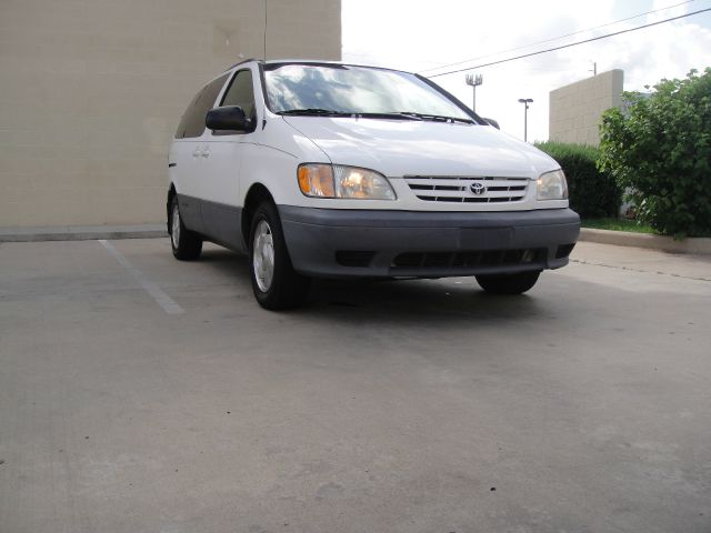 Toyota Sienna 2002 photo 1