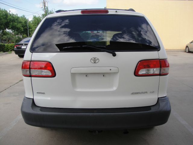 Toyota Sienna 2002 photo 16