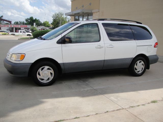 Toyota Sienna 2002 photo 3