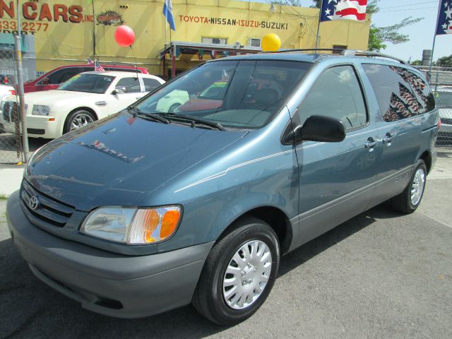 Toyota Sienna 2002 photo 3