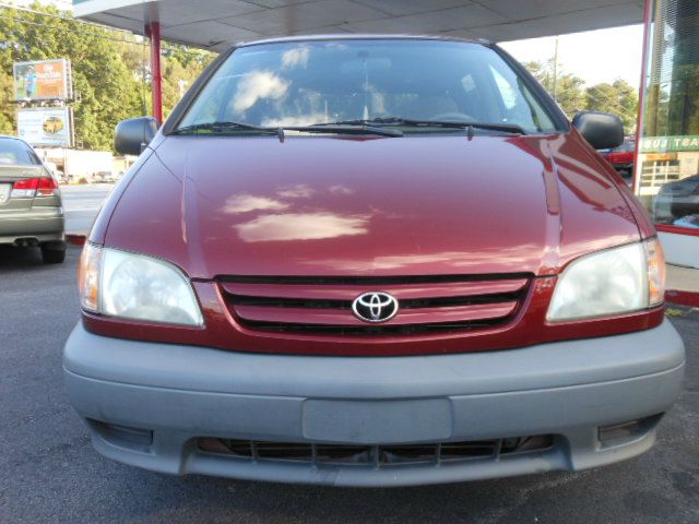 Toyota Sienna 2002 photo 2