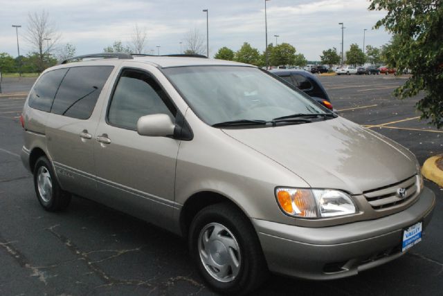 Toyota Sienna 2002 photo 1