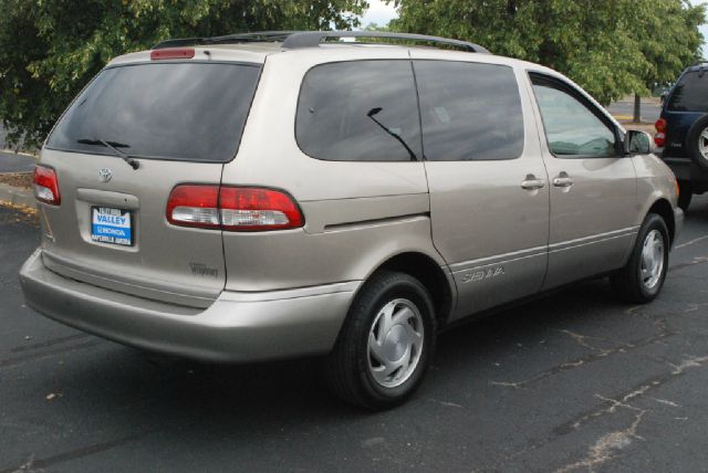 Toyota Sienna 2002 photo 4