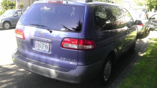 Toyota Sienna 2002 photo 1