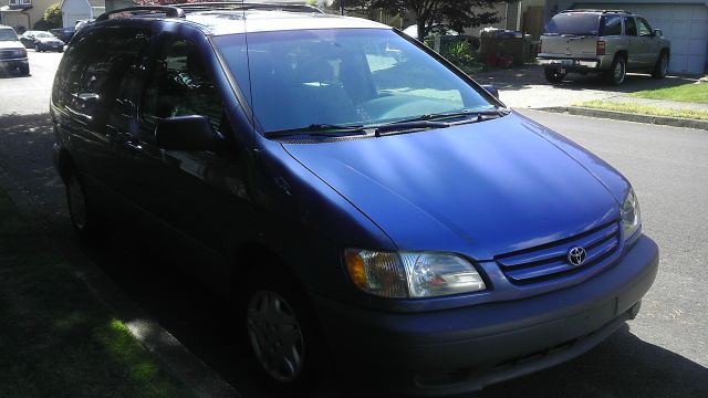 Toyota Sienna 2002 photo 2