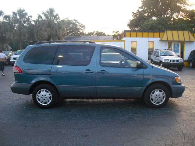 Toyota Sienna 2002 photo 8