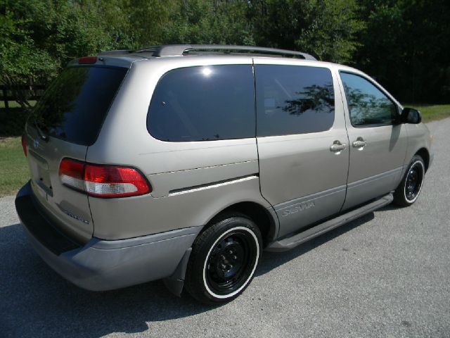 Toyota Sienna 2002 photo 1