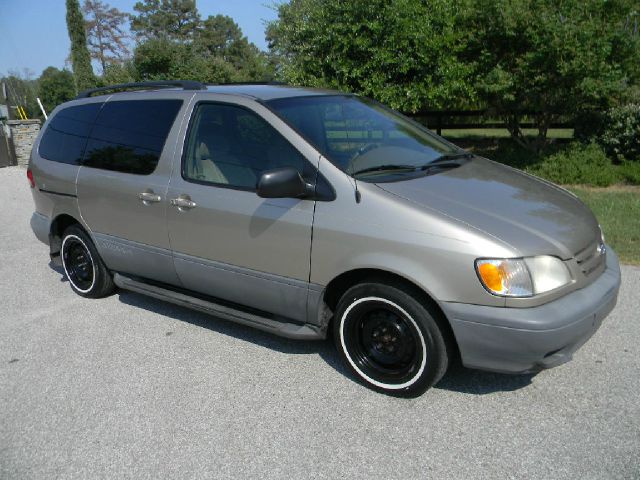 Toyota Sienna 2002 photo 2