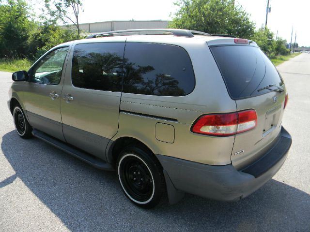 Toyota Sienna 2002 photo 4