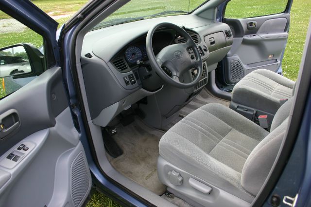 Toyota Sienna 2002 photo 2