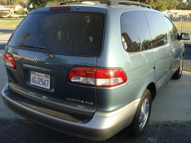 Toyota Sienna 2002 photo 1