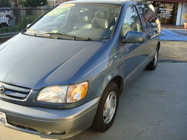 Toyota Sienna 2002 photo 2