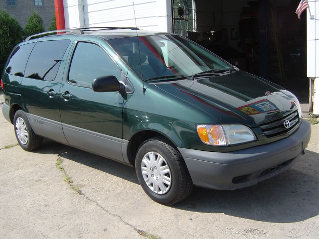 Toyota Sienna 2002 photo 2