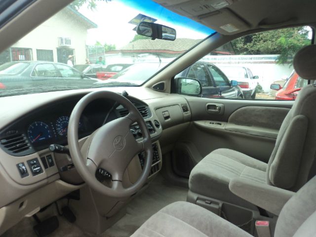 Toyota Sienna 2002 photo 3