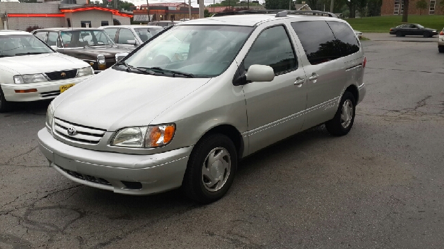 Toyota Sienna 2003 photo 2