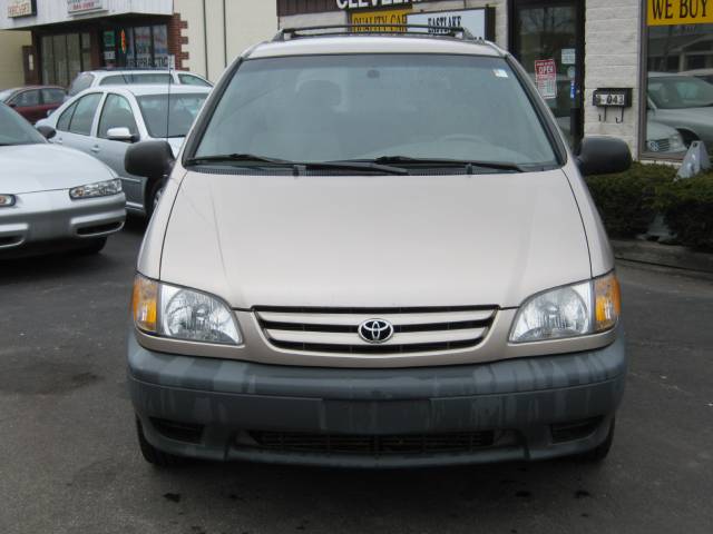 Toyota Sienna 2003 photo 2