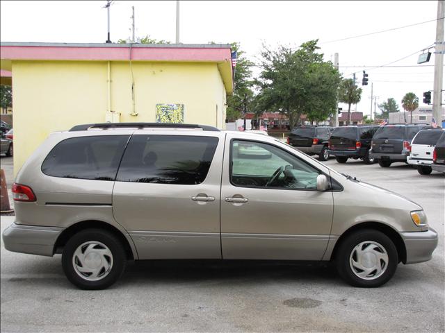 Toyota Sienna 2003 photo 1