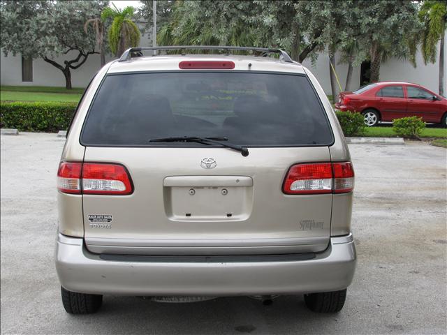 Toyota Sienna 2003 photo 2