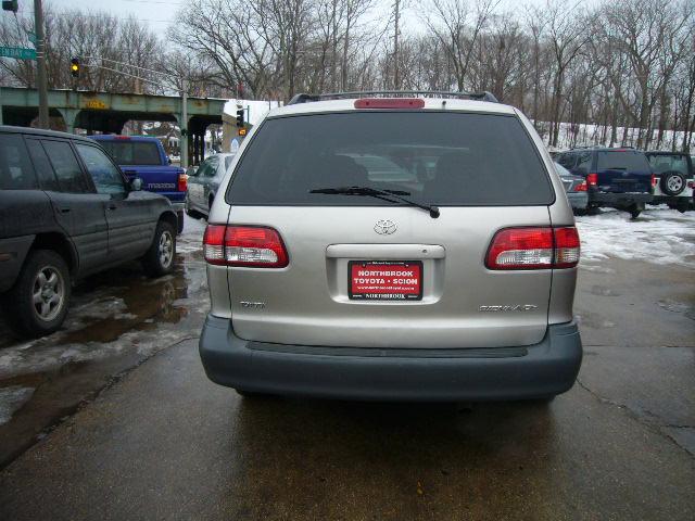 Toyota Sienna 2003 photo 2