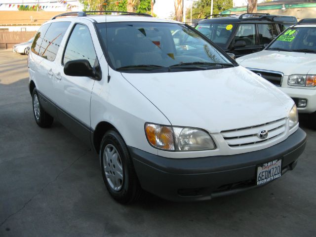 Toyota Sienna 2003 photo 2