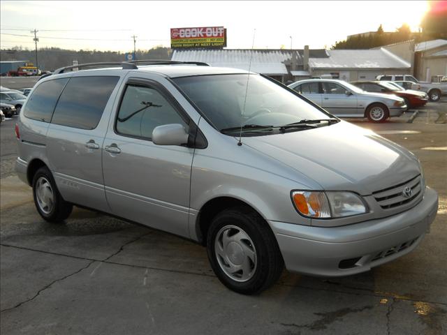 Toyota Sienna 2003 photo 2